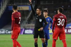 包含日本球队成功晋级亚冠淘汰赛，表现稳健的词条